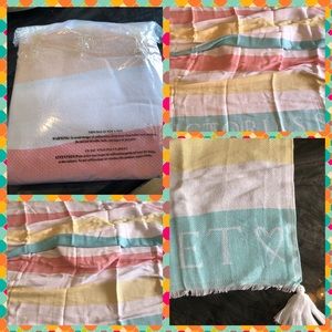 BNWT VICTORIA’S SECRET blanket/throw